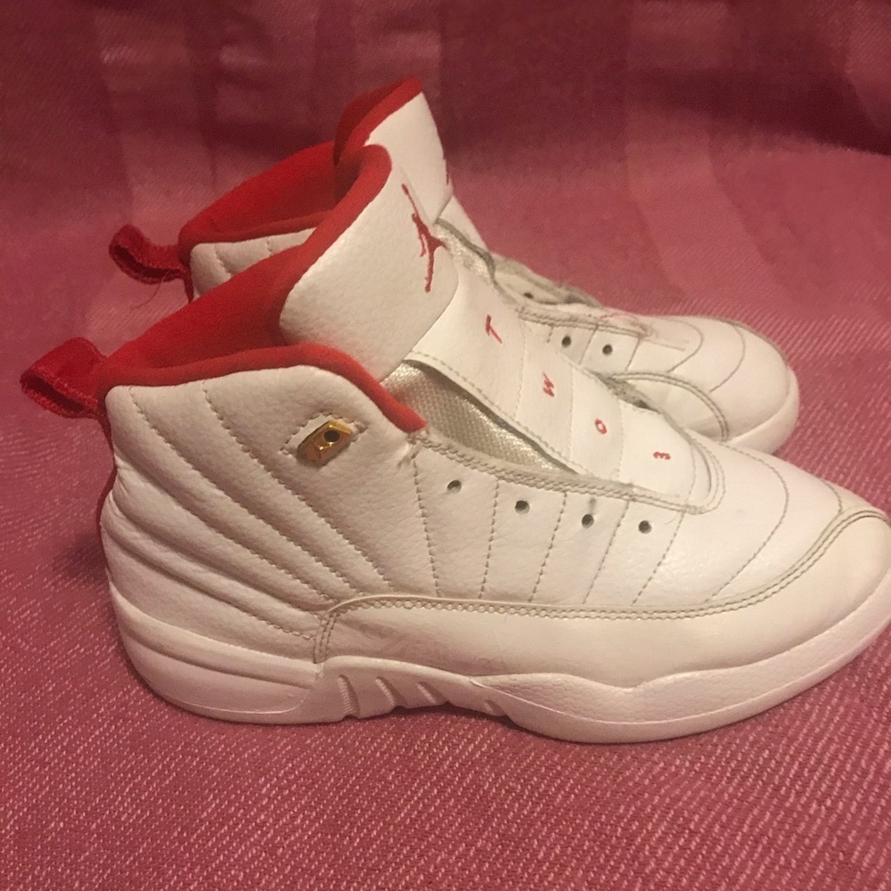 KID JORDAN RETRO 12 SIZE 2.5Y